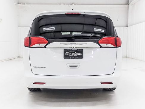Used 2022 Chrysler Voyager LX FWD image 6