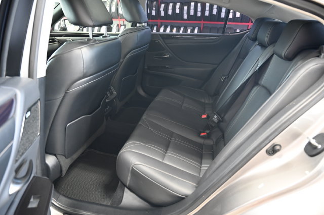 Used 2019 Lexus ES 350 w/ Accessory Package 2 FWD image 12