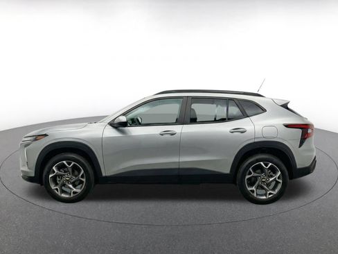 Used 2025 Chevrolet Trax LT w/ LT Convenience Package FWD image 4