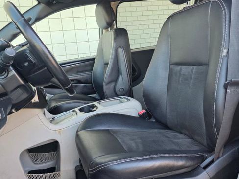 Used 2019 Dodge Grand Caravan SXT FWD image 11