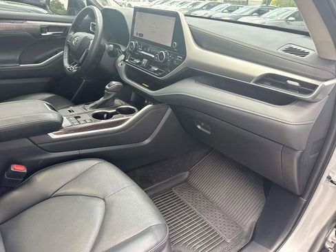 Used 2024 Toyota Highlander Platinum FWD image 33