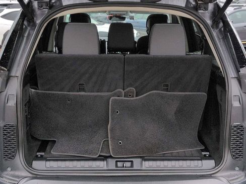 Used 2024 Land Rover Discovery S image 35