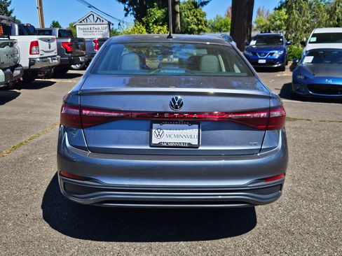 Used 2025 Volkswagen Jetta SE FWD image 4