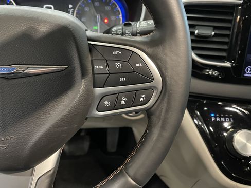 Used 2018 Chrysler Pacifica Touring-L Plus w/ Advanced Safetytec Group FWD image 21