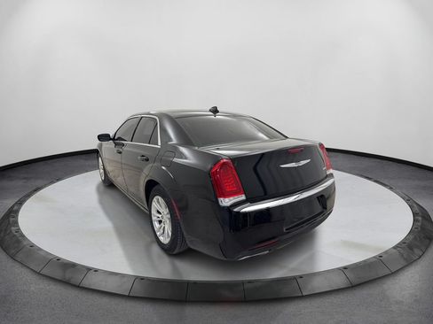 Used 2018 Chrysler 300 Touring w/ Driver Convenience Group RWD image 8