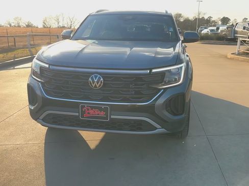 Used 2025 Volkswagen Atlas Cross Sport SE FWD image 4