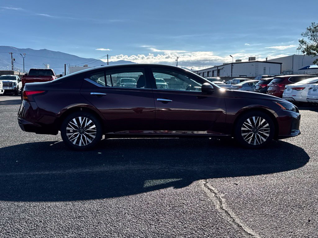 Used 2025 Nissan Altima 2.5 SV FWD image 9