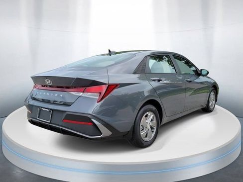 Used 2026 Hyundai Elantra SE FWD image 4