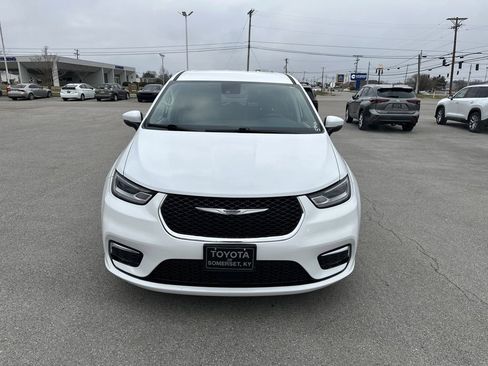 Used 2023 Chrysler Pacifica Touring-L FWD image 2