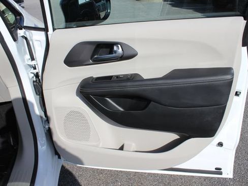 Used 2024 Chrysler Pacifica Limited w/ Uconnect Theater Family Group FWD image 33