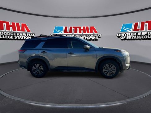 Used 2022 Nissan Pathfinder SV FWD image 9