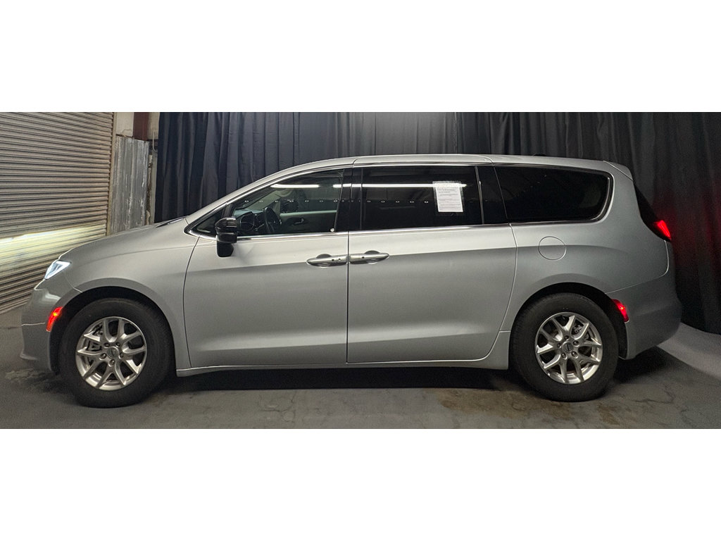 Used 2024 Chrysler Pacifica Touring-L FWD image 8