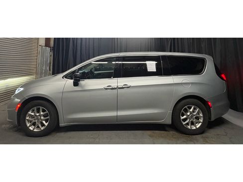 Used 2024 Chrysler Pacifica Touring-L FWD image 8