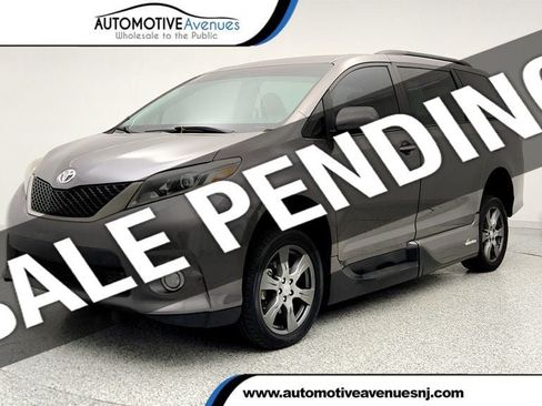 Used 2017 Toyota Sienna SE Premium FWD image 1