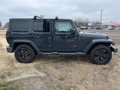 Used 2018 Jeep Wrangler Unlimited Sahara image 7