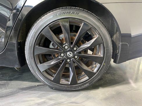 Used 2017 Nissan Maxima SR w/ Midnight Edition image 10