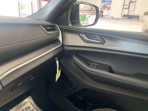 New 2025 Jeep Grand Cherokee 4WD image 28