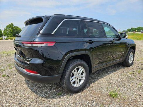 Used 2023 Jeep Grand Cherokee Laredo AWD/4WD image 7