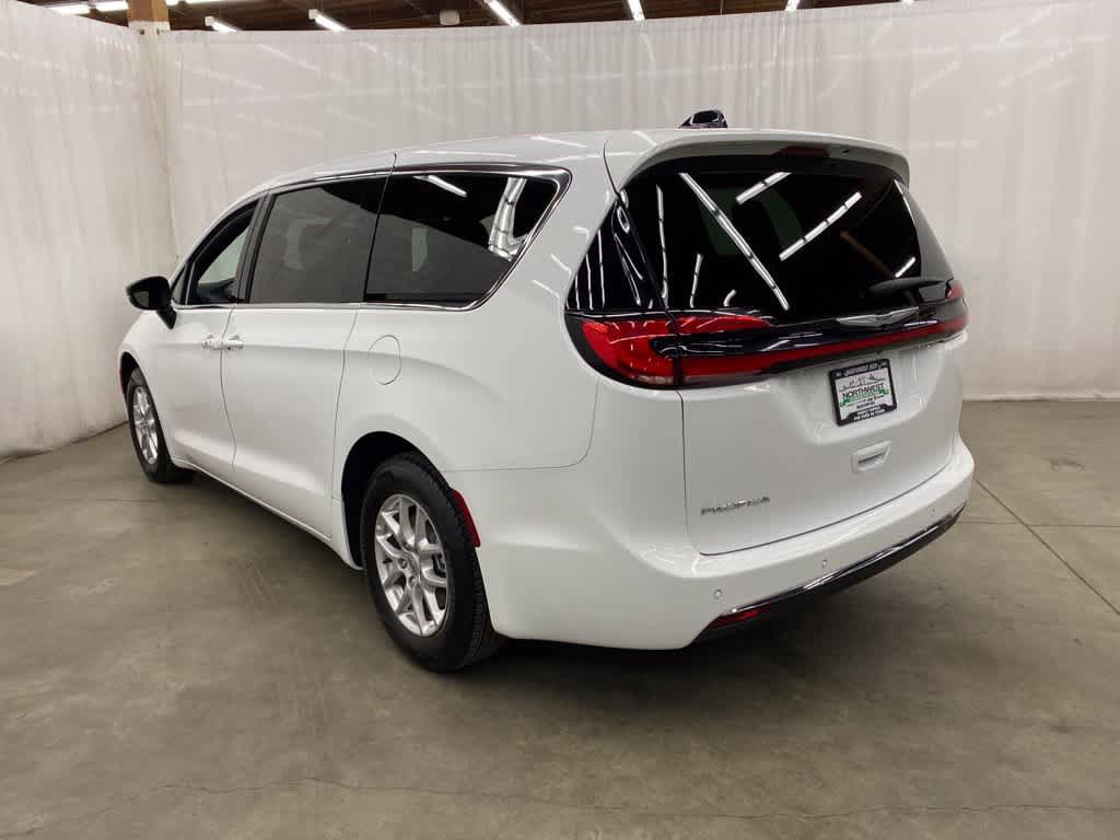 Used 2025 Chrysler Pacifica Select FWD image 4