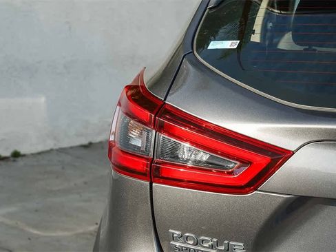 Used 2021 Nissan Rogue Sport SV image 7