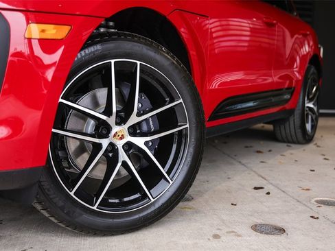 Certified 2025 Porsche Macan Turbo image 4