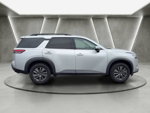 Used 2025 Nissan Pathfinder SV FWD image 8