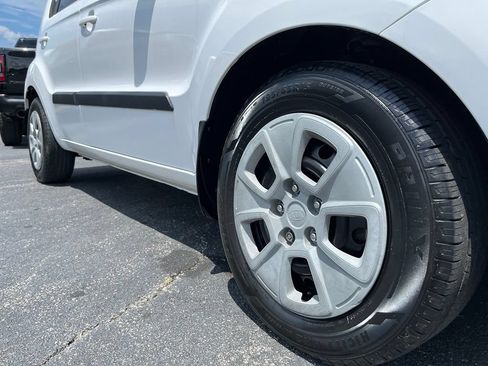 Used 2013 Kia Soul FWD image 11