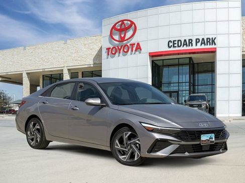 Used 2025 Hyundai Elantra SEL image 1