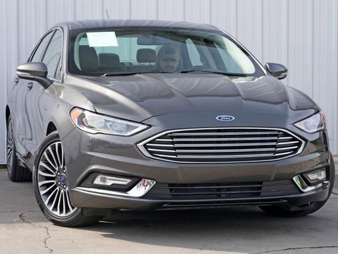 Used 2017 Ford Fusion SE w/ Fusion SE Technology Package image 2