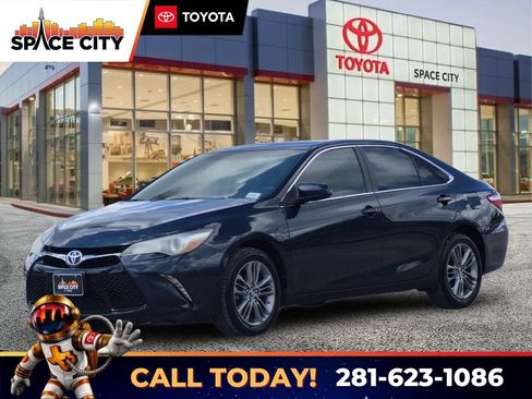 Used 2017 Toyota Camry SE FWD image 1