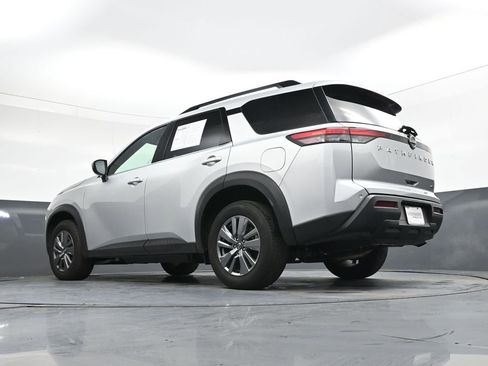 Used 2025 Nissan Pathfinder SV image 41