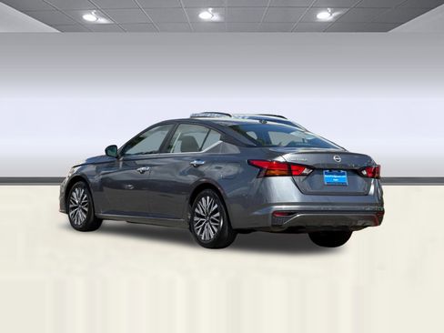 Used 2024 Nissan Altima 2.5 SV FWD image 3