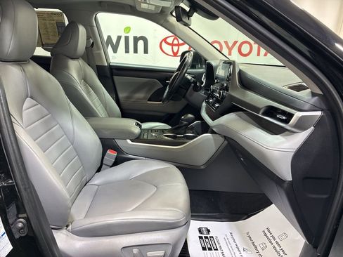 Used 2022 Toyota Highlander XLE image 12