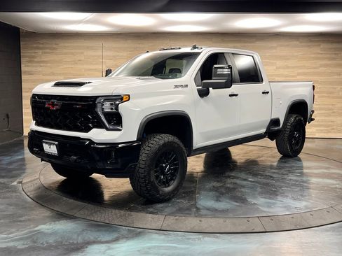 Used 2024 Chevrolet Silverado 2500 ZR2 w/ Technology Package AWD/4WD image 4