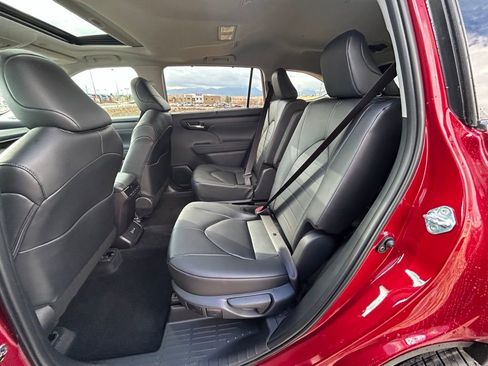 Used 2026 Toyota Highlander XLE image 25