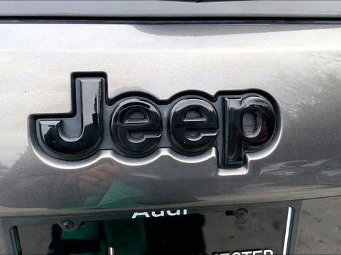 Used 2019 Jeep Grand Cherokee Altitude image 21