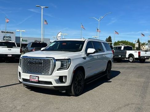 Used 2022 GMC Yukon XL Denali w/ Denali Premium Package image 8