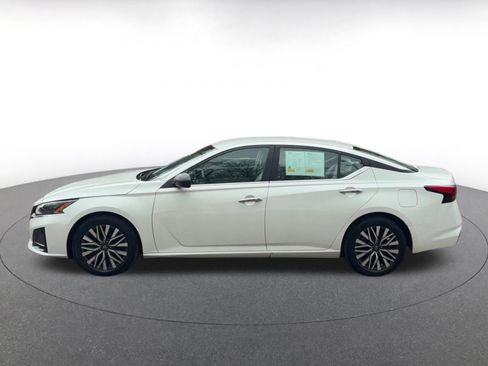 Used 2025 Nissan Altima 2.5 SV FWD image 9