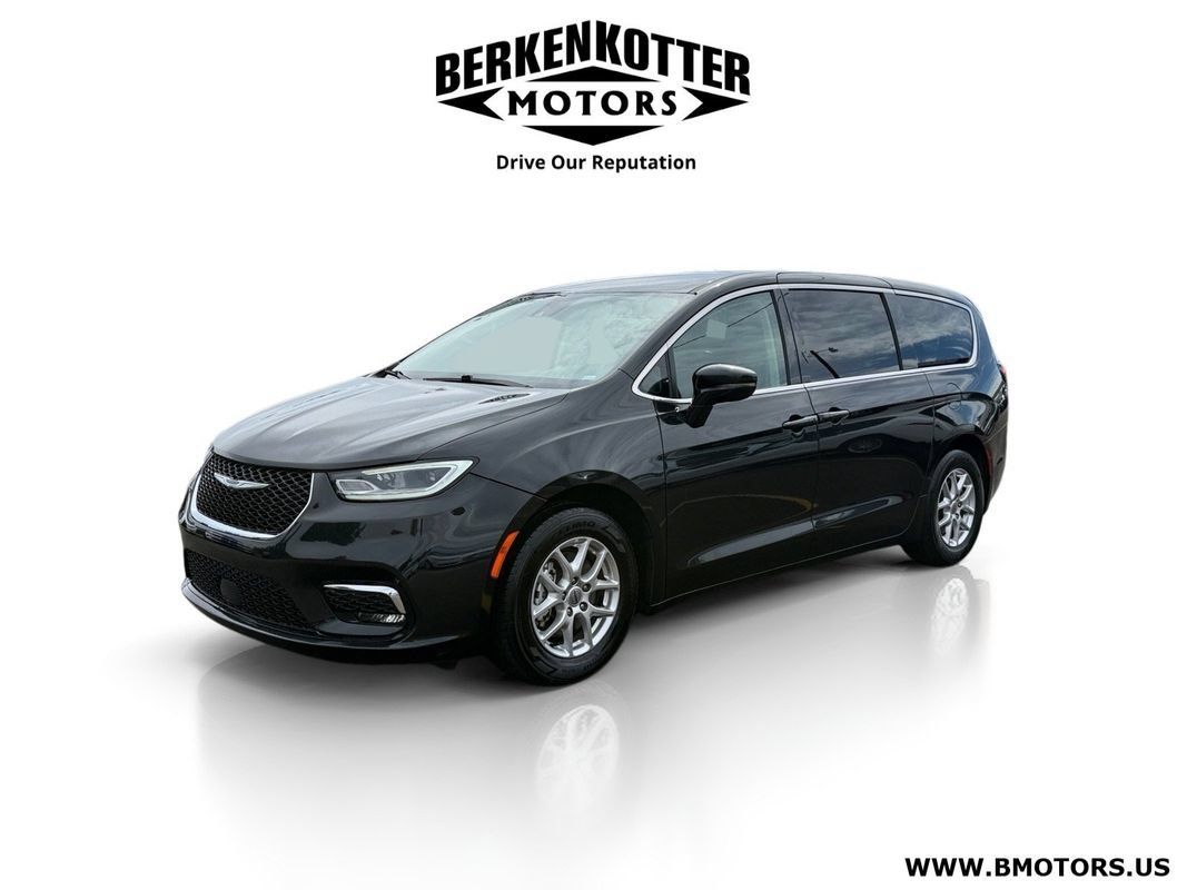 Used 2024 Chrysler Pacifica Touring-L FWD image 7