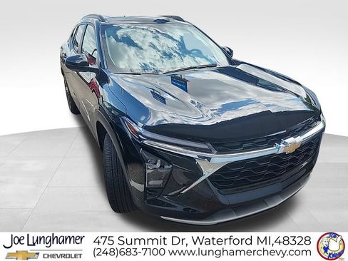 Used 2024 Chevrolet Trax LT w/ Sunroof Package FWD image 9
