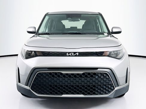 Used 2023 Kia Soul LX image 2