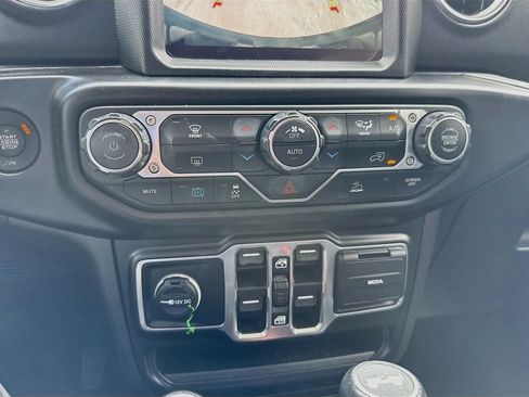 Used 2022 Jeep Wrangler Unlimited Sahara AWD/4WD image 17
