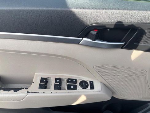 Used 2020 Hyundai Elantra SE FWD image 8