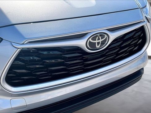 Used 2023 Toyota Highlander XLE FWD image 32