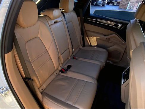 Used 2019 Porsche Cayenne image 19
