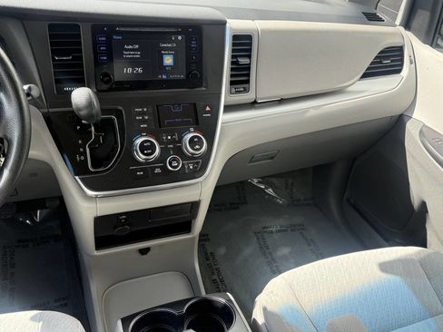 Used 2016 Toyota Sienna LE image 8