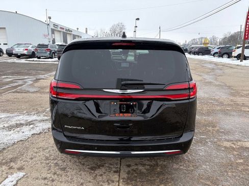 Used 2024 Chrysler Pacifica Touring-L image 5