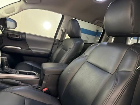 Used 2018 Toyota Tacoma SR5 AWD/4WD image 11