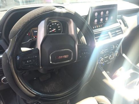 Used 2021 GMC Yukon SLT AWD/4WD image 2