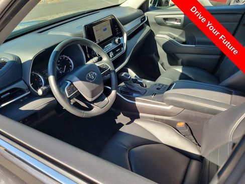 Used 2024 Toyota Highlander XLE FWD image 3